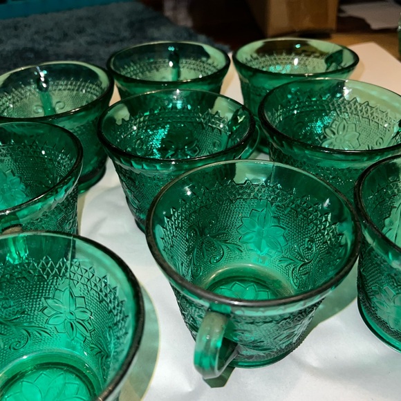 Vintage Tiara Emerald Pressed Glass Small Teacups - Picture 10 of 15